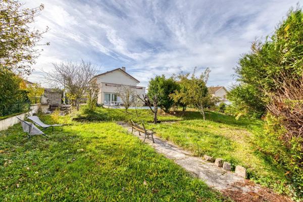 Maison à Peronnas avec de grands volumes
