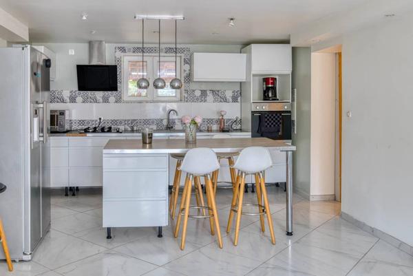 Maison à Peronnas avec de grands volumes