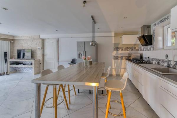 Maison à Peronnas avec de grands volumes