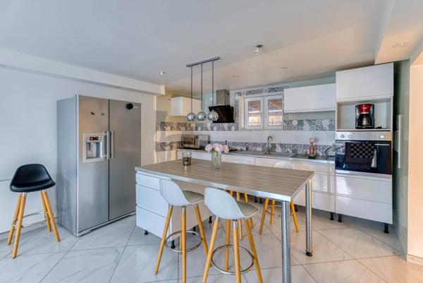 Maison à Peronnas avec de grands volumes