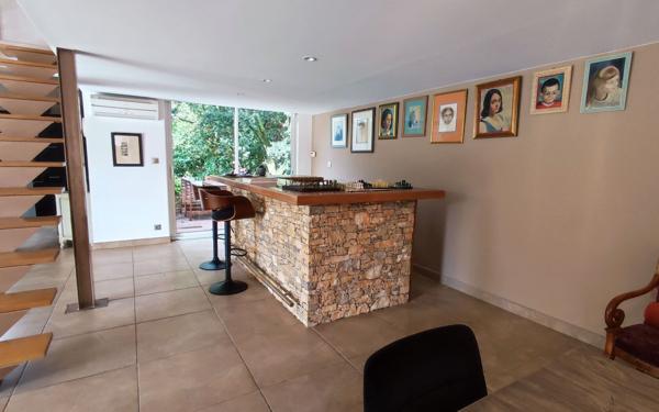 Maison à vendre    5 pièces • 209 m2 Nîmes