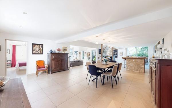 Maison à vendre    5 pièces • 209 m2 Nîmes