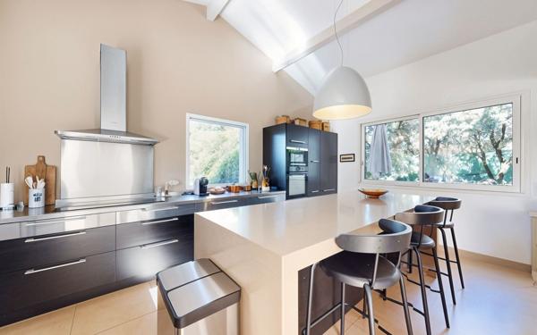 Maison à vendre    5 pièces • 209 m2 Nîmes