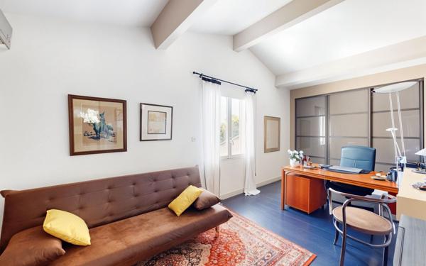 Maison à vendre    5 pièces • 209 m2 Nîmes