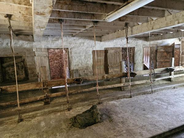 ST JUST EN CHEVALET - CORPS DE FERME