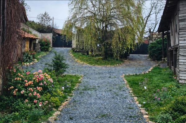 ST JUST EN CHEVALET - CORPS DE FERME