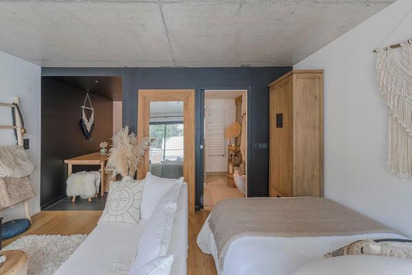 ATTENTION PEPITE ! MAGNIFIQUE STUDIO DANS RESIDENCE DE STANDING QUASI NEUVE ! Metro Convention/Pasteur