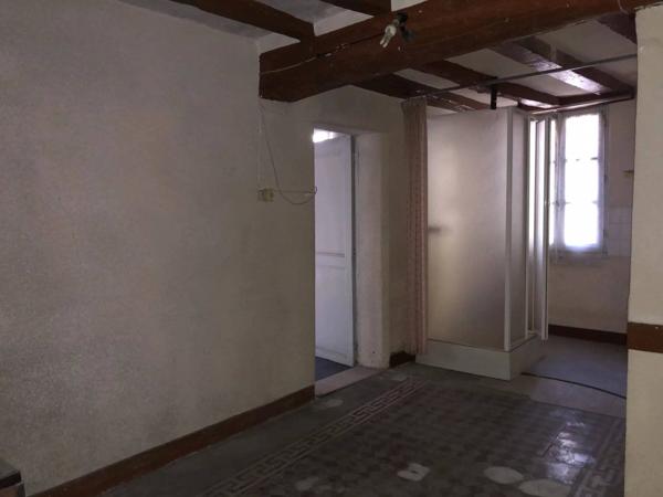 Maison en pierre à rénover avec garage et courette