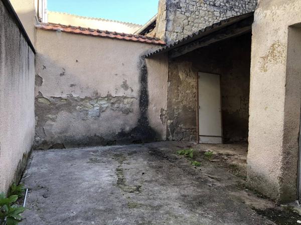 Maison en pierre à rénover avec garage et courette