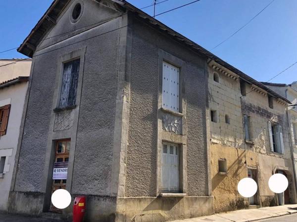 Maison en pierre à rénover avec garage et courette