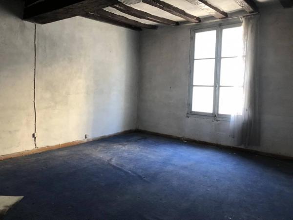 Maison en pierre à rénover avec garage et courette