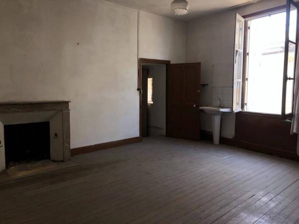 Maison en pierre à rénover avec garage et courette
