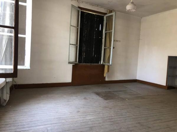 Maison en pierre à rénover avec garage et courette