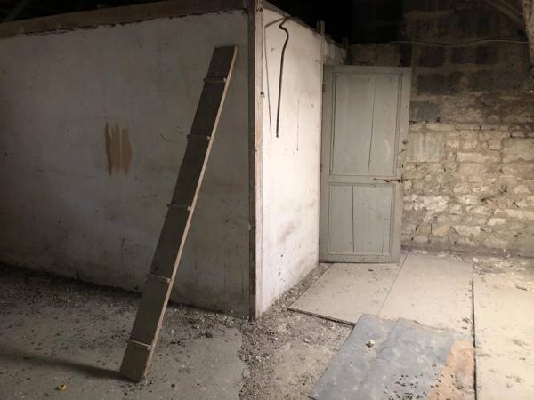 Maison en pierre à rénover avec garage et courette