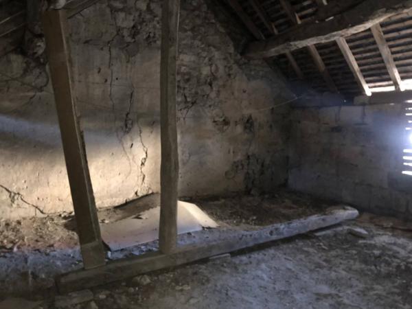 Maison en pierre à rénover avec garage et courette