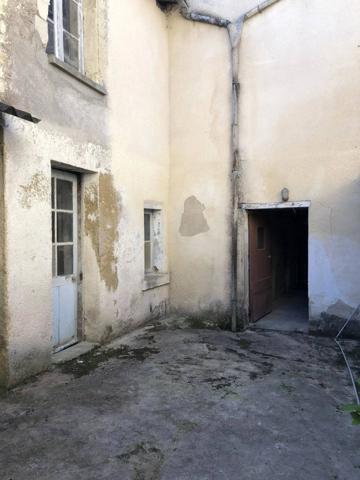 Maison en pierre à rénover avec garage et courette