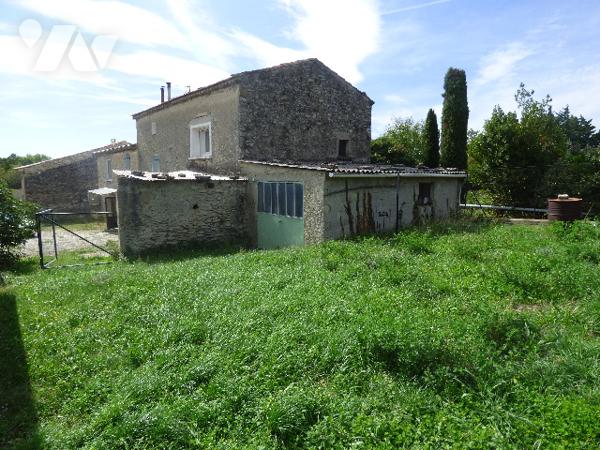 Maison en pierres, centre village, sur terrain  de 970m2, un garage et dépendances