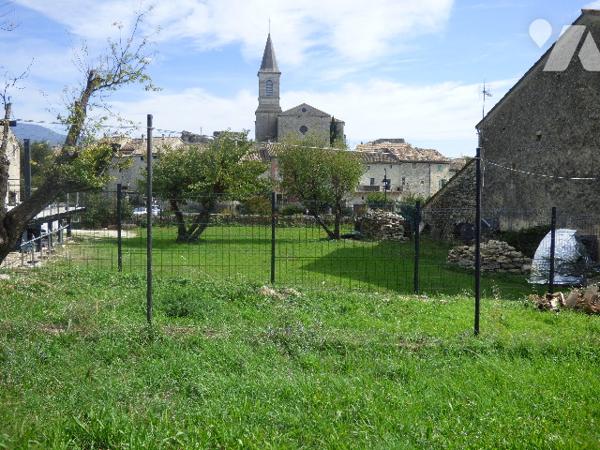 Maison en pierres, centre village, sur terrain  de 970m2, un garage et dépendances