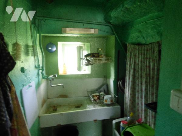 Maison en pierres, centre village, sur terrain  de 970m2, un garage et dépendances