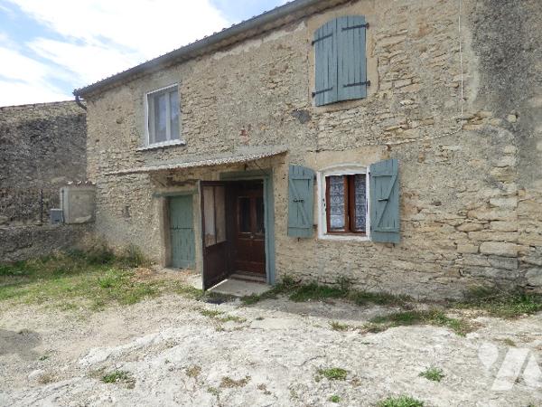 Maison en pierres, centre village, sur terrain  de 970m2, un garage et dépendances