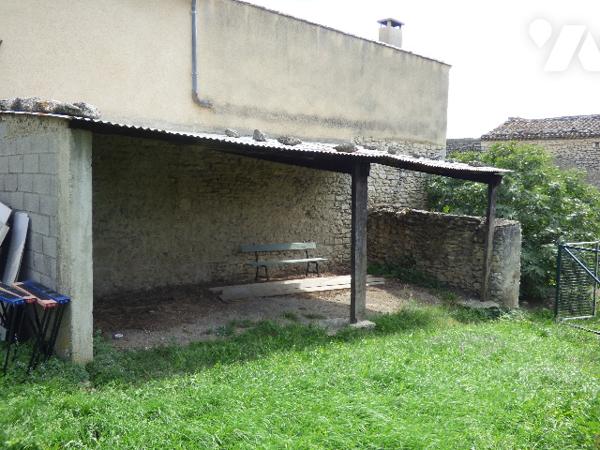 Maison en pierres, centre village, sur terrain  de 970m2, un garage et dépendances