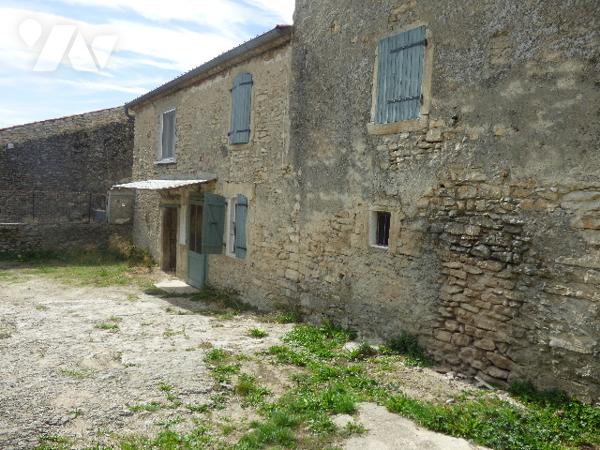 Maison en pierres, centre village, sur terrain  de 970m2, un garage et dépendances