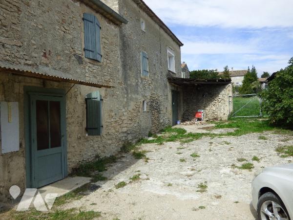 Maison en pierres, centre village, sur terrain  de 970m2, un garage et dépendances