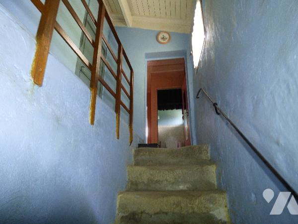 Maison en pierres, centre village, sur terrain  de 970m2, un garage et dépendances