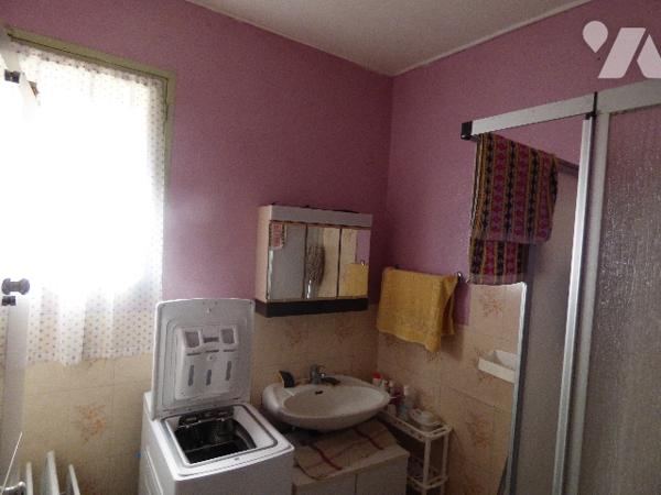 Maison en pierres, centre village, sur terrain  de 970m2, un garage et dépendances