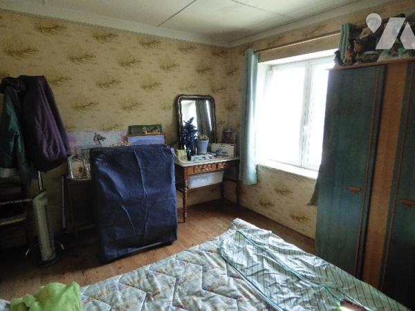 Maison en pierres, centre village, sur terrain  de 970m2, un garage et dépendances