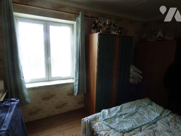 Maison en pierres, centre village, sur terrain  de 970m2, un garage et dépendances