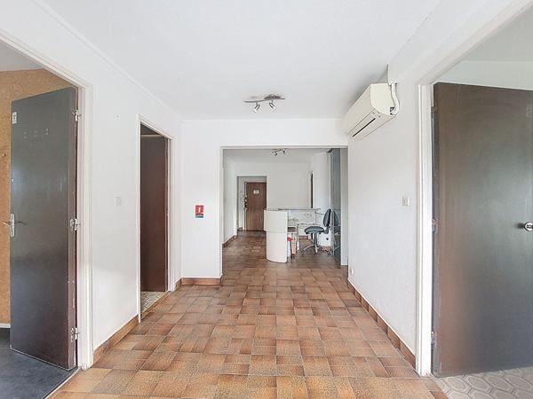 Local commercial de 101 m² au 1er étage à vendre à Ramonville-Saint-Agne -Place Marnac