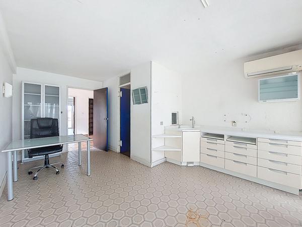 Local commercial de 101 m² au 1er étage à vendre à Ramonville-Saint-Agne -Place Marnac