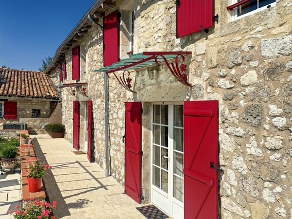 Espiens (47600) Magnifique longère en pierre de 450 m² – Rénovation haut de gamme – Piscine chauffée – Terrain 2 200 m²