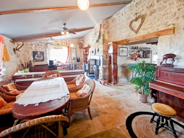 Espiens (47600) Magnifique longère en pierre de 450 m² – Rénovation haut de gamme – Piscine chauffée – Terrain 2 200 m²