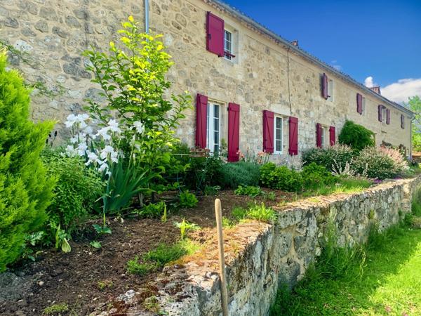 Espiens (47600) Magnifique longère en pierre de 450 m² – Rénovation haut de gamme – Piscine chauffée – Terrain 2 200 m²