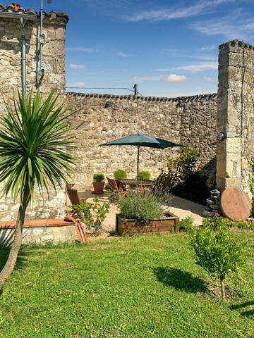 Espiens (47600) Magnifique longère en pierre de 450 m² – Rénovation haut de gamme – Piscine chauffée – Terrain 2 200 m²