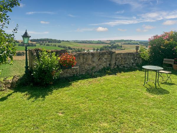 Espiens (47600) Magnifique longère en pierre de 450 m² – Rénovation haut de gamme – Piscine chauffée – Terrain 2 200 m²