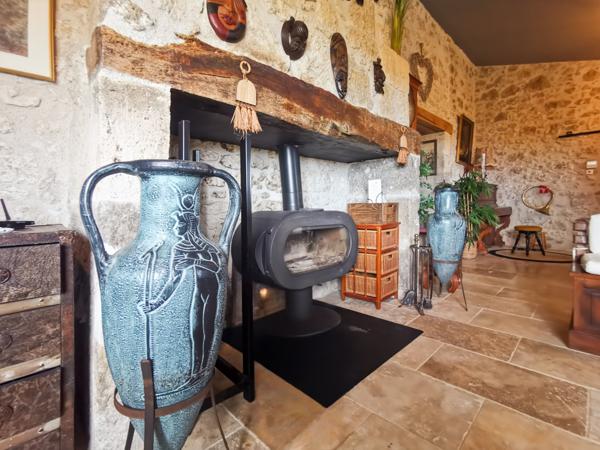 Espiens (47600) Magnifique longère en pierre de 450 m² – Rénovation haut de gamme – Piscine chauffée – Terrain 2 200 m²