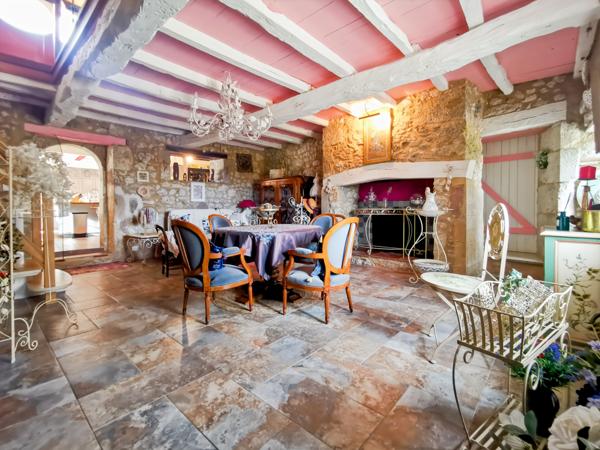 Espiens (47600) Magnifique longère en pierre de 450 m² – Rénovation haut de gamme – Piscine chauffée – Terrain 2 200 m²