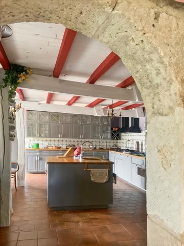 Espiens (47600) Magnifique longère en pierre de 450 m² – Rénovation haut de gamme – Piscine chauffée – Terrain 2 200 m²