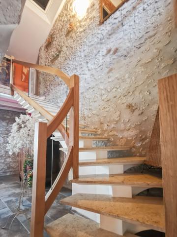 Espiens (47600) Magnifique longère en pierre de 450 m² – Rénovation haut de gamme – Piscine chauffée – Terrain 2 200 m²