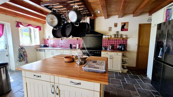 Maison à Burie avec de belles prestations, près de 300m² habitables!