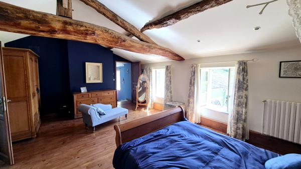 Maison à Burie avec de belles prestations, près de 300m² habitables!