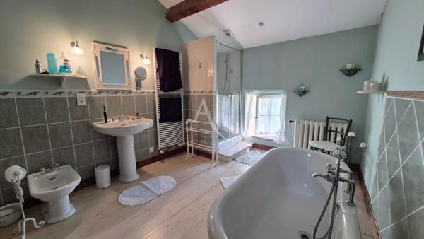 Maison à Burie avec de belles prestations, près de 300m² habitables!