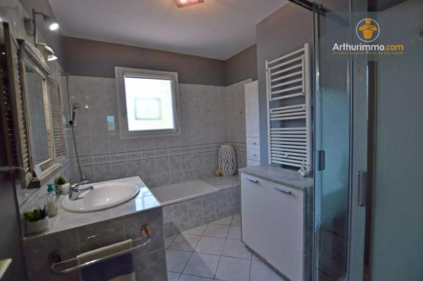 Vente                                                      Maison
                        
                     4 pièces                      108 m2                     à Margueron