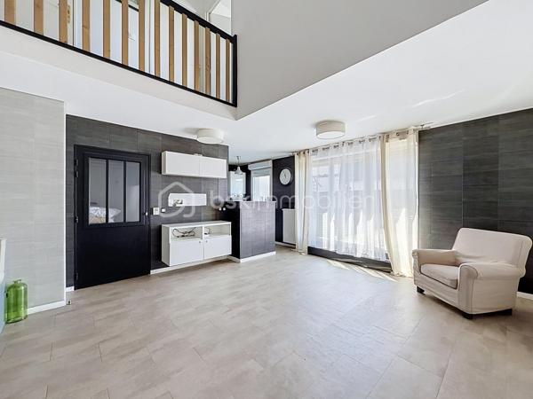À deux pas du téléphérique, des écoles, des commerces et des transports, découvrez en exclusivité ce superbe appartement 3 pièces en duplex avec terrasse de 25 m² et parking privatif.
Situé au 5ᵉ étage d'une résidence récente et sécurisée, cet appartement séduira par son agencement fonctionnel, sa luminosité et ses beaux volumes.
Le premier niveau comprend une entrée avec placard, une salle d'eau avec WC, ainsi qu'un spacieux séjour de 26 m² avec cuisine ouverte aménagée et équipée, offrant un espace de vie convivial. Vous profiterez également d'une magnifique terrasse d'environ 25 m², idéale pour vos moments de détente ou vos repas en extérieur.
À l'étage, un palier dessert deux chambres d'environ 10 m², chacune équipée de placards intégrés, ainsi qu'une salle de bains avec WC.
Une place de parking privative complète ce bien.
Les atouts du bien :

Appartement en duplex
Terrasse de 25 m²
Séjour de 26 m²
Cuisine aménagée et équipée
Deux salles d'eau/bains avec WC
Nombreux rangements
Place de parking privative
Chauffage collectif au gaz alimenté par une centrale biomasse
Proximité immédiate du téléphérique, des bus, des écoles et des commerces

Une opportunité rare sur le secteur des Temps Durables, idéale pour un jeune couple, une famille ou un investisseur.