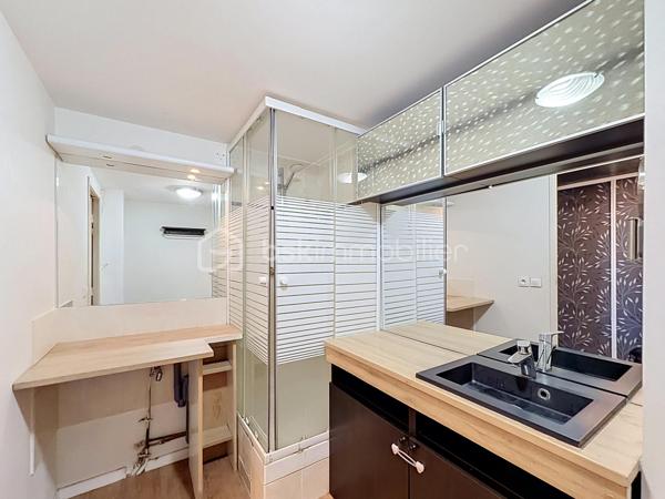 À deux pas du téléphérique, des écoles, des commerces et des transports, découvrez en exclusivité ce superbe appartement 3 pièces en duplex avec terrasse de 25 m² et parking privatif.
Situé au 5ᵉ étage d'une résidence récente et sécurisée, cet appartement séduira par son agencement fonctionnel, sa luminosité et ses beaux volumes.
Le premier niveau comprend une entrée avec placard, une salle d'eau avec WC, ainsi qu'un spacieux séjour de 26 m² avec cuisine ouverte aménagée et équipée, offrant un espace de vie convivial. Vous profiterez également d'une magnifique terrasse d'environ 25 m², idéale pour vos moments de détente ou vos repas en extérieur.
À l'étage, un palier dessert deux chambres d'environ 10 m², chacune équipée de placards intégrés, ainsi qu'une salle de bains avec WC.
Une place de parking privative complète ce bien.
Les atouts du bien :

Appartement en duplex
Terrasse de 25 m²
Séjour de 26 m²
Cuisine aménagée et équipée
Deux salles d'eau/bains avec WC
Nombreux rangements
Place de parking privative
Chauffage collectif au gaz alimenté par une centrale biomasse
Proximité immédiate du téléphérique, des bus, des écoles et des commerces

Une opportunité rare sur le secteur des Temps Durables, idéale pour un jeune couple, une famille ou un investisseur.