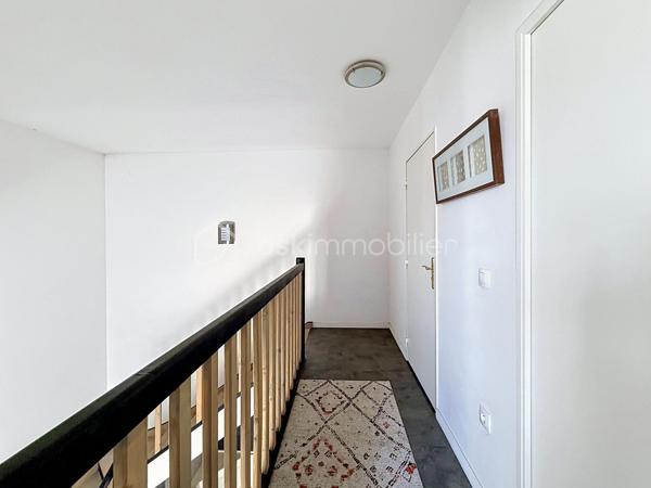 À deux pas du téléphérique, des écoles, des commerces et des transports, découvrez en exclusivité ce superbe appartement 3 pièces en duplex avec terrasse de 25 m² et parking privatif.
Situé au 5ᵉ étage d'une résidence récente et sécurisée, cet appartement séduira par son agencement fonctionnel, sa luminosité et ses beaux volumes.
Le premier niveau comprend une entrée avec placard, une salle d'eau avec WC, ainsi qu'un spacieux séjour de 26 m² avec cuisine ouverte aménagée et équipée, offrant un espace de vie convivial. Vous profiterez également d'une magnifique terrasse d'environ 25 m², idéale pour vos moments de détente ou vos repas en extérieur.
À l'étage, un palier dessert deux chambres d'environ 10 m², chacune équipée de placards intégrés, ainsi qu'une salle de bains avec WC.
Une place de parking privative complète ce bien.
Les atouts du bien :

Appartement en duplex
Terrasse de 25 m²
Séjour de 26 m²
Cuisine aménagée et équipée
Deux salles d'eau/bains avec WC
Nombreux rangements
Place de parking privative
Chauffage collectif au gaz alimenté par une centrale biomasse
Proximité immédiate du téléphérique, des bus, des écoles et des commerces

Une opportunité rare sur le secteur des Temps Durables, idéale pour un jeune couple, une famille ou un investisseur.