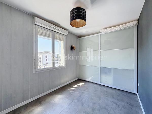 À deux pas du téléphérique, des écoles, des commerces et des transports, découvrez en exclusivité ce superbe appartement 3 pièces en duplex avec terrasse de 25 m² et parking privatif.
Situé au 5ᵉ étage d'une résidence récente et sécurisée, cet appartement séduira par son agencement fonctionnel, sa luminosité et ses beaux volumes.
Le premier niveau comprend une entrée avec placard, une salle d'eau avec WC, ainsi qu'un spacieux séjour de 26 m² avec cuisine ouverte aménagée et équipée, offrant un espace de vie convivial. Vous profiterez également d'une magnifique terrasse d'environ 25 m², idéale pour vos moments de détente ou vos repas en extérieur.
À l'étage, un palier dessert deux chambres d'environ 10 m², chacune équipée de placards intégrés, ainsi qu'une salle de bains avec WC.
Une place de parking privative complète ce bien.
Les atouts du bien :

Appartement en duplex
Terrasse de 25 m²
Séjour de 26 m²
Cuisine aménagée et équipée
Deux salles d'eau/bains avec WC
Nombreux rangements
Place de parking privative
Chauffage collectif au gaz alimenté par une centrale biomasse
Proximité immédiate du téléphérique, des bus, des écoles et des commerces

Une opportunité rare sur le secteur des Temps Durables, idéale pour un jeune couple, une famille ou un investisseur.